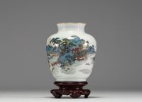 Chine - Vase en porcelaine polychrome à décor de paysage, socle en bois, marque au bleu sous la pièce.