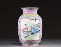 Chine - Vase en porcelaine polychrome émaillée famille rose à décor de dames, époque République.