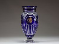 Val Saint Lambert - Vase en cristal doublé blanc et bleu à décor de figurante de la Danse de Flore, édition limitée 38/100, numéroté et signé.