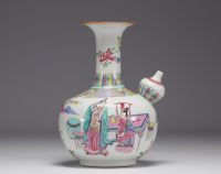 China - Kendi bottle in Famille Rose porcelain, Qing dynasty, 18th century.