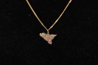Pendentif en or jaune 18K représentant la carte de la Sicile, pour un poids total de 8gr.