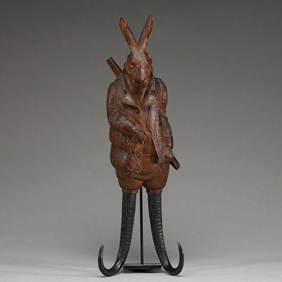 Rare Grand lapin chasseur musical, crochet à fouets en bois sculpté, yeux en verre, travail de la Forêt Noire de la fin du XIXème.