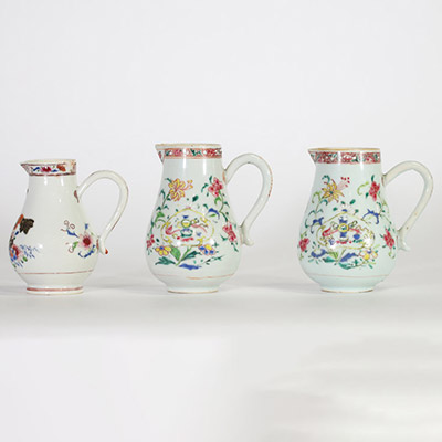 Lot composé de trois verseuses en porcelaine de Chine famille rose à décor floral polychrome, époque Qianlong, XVIIIe siècle.