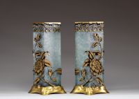 Paire de vases Art Nouveau de la cristallerie Baccarat en verre givré dégagé à l'acide à décor de fleurs noires et or sur monture en bronze.
