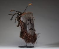 Afrique RDC - Masque tribal Ngbaka en bois sculpté raphia et plumes, 1ère moitié  XXème.