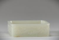 Élégant pot rectangulaire en jade blanc finement sculpté de dragons sinueux, Chine, dynastie Qing, XIXe siècle