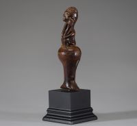 Afrique RDC - Sifflet Bakongo en bois sculpté, Congo RDC, 1ère moitié XXème, sur socle.