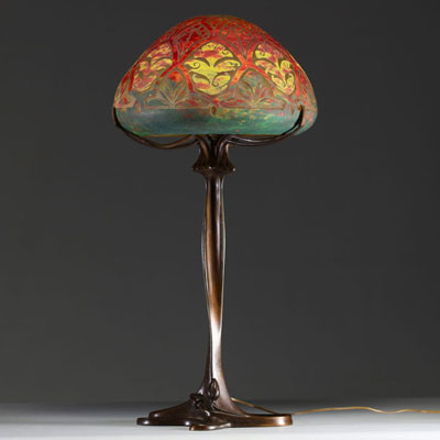 DAUM Nancy and Louis MAJORELLE (1859-1926) - Table lamp in acid-etched multilayer glass with stylized floral decoration, unsigned.