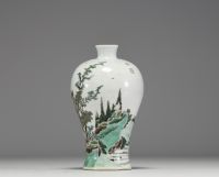 Chine - Vase en porcelaine polychrome à décor de pins et de personnage, marque sur la pièce, XIXème.
