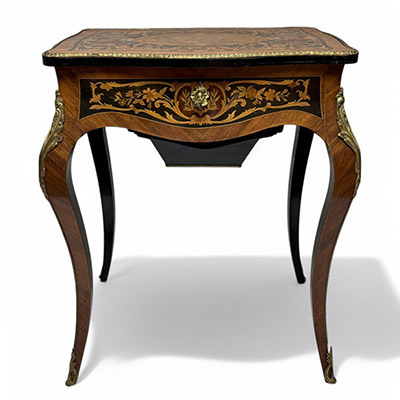 Petite table de travail en marqueterie de bois nobles et bronze doré, XIXème.