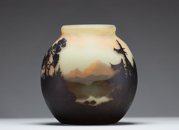MULLER Frères Lunéville - Imposing ball vase in acid-etched multi-layered glass decorated with mountains and pine trees, signed.