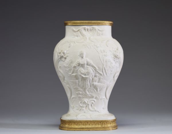 Sèvres - Vase en biscuit, porcelaine à pâte dure monté sur bronze à décor en relief de scènes champêtres, XVIIIème, marque au bleu sous la pièce.
