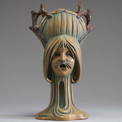 Bernhardt BLOCH (1836-1909) Vase Art Nouveau à décor d'arabesques et de visages de femmes, marque BB, vers 1900.