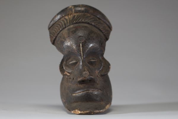 Afrique RDC - Sculpture anthropomorphe Yaka en bois, 1ère moitié XXème.