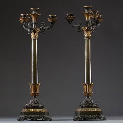 Paire de candélabres à quatre lumières en bronze doré et patiné, base triangulaire feuillagée, époque Charles X.