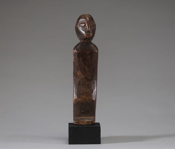 Afrique RDC - Statuette Lega en bois sculpté Congo RDC, 1ère moitié XXème, belle patine ancienne, sur socle.