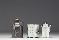 Chine - Ensemble d'une théière, quatre assiettes en porcelaine et une théière en étain.
