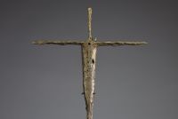Erwin HUBER (1929-2006) Christ brutaliste en bronze, vers 1980.