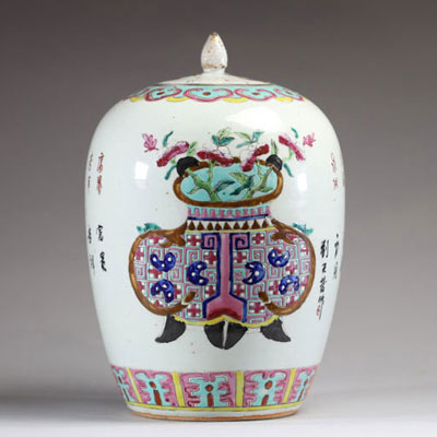 Chine - Potiche couverte en porcelaine polychrome famille rose à décor de mobilier, de fleurs et de calligraphies, XIXème.