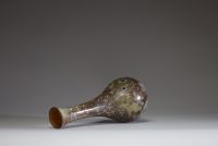 Vase en verre irisé, non signé.