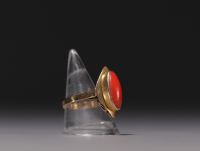 Bague en or jaune 18K et corail rouge, pour un poids total de 5.5gr.