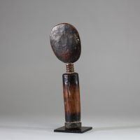 Ancienne poupée de fertilité Akuaba, Ashanti, Ghana. Bois Très bel exemplaire avec une tête discoïdale et un front haut, cou annelé et le corps cylindrique minimaliste. Très belle patine tirant du brun à noir avec de nombreuses traces d’usage tribal. H :31,5 cm. Ex Gregory Ghent, San Francisco, Jo de Buck, Bruxelles