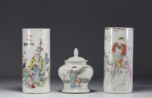 China - Set consisting of a pair of porcelain brush holders and a covered pot, 20th century.