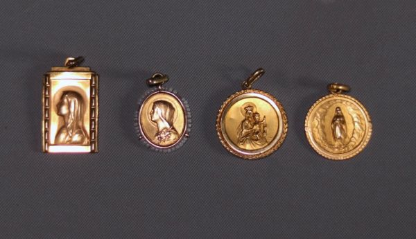 Ensemble de quatre médailles religieuses en or jaune (2x18k et 2x9k) pour un poids total de 4.8gr.