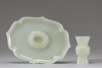 Chine, dynastie Qing – Élégant brûle-parfum miniature en jade blanc néphrite, à deux éléments sur plateau mouluré