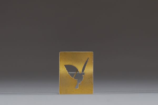 René MAGRITTE (1898-1967) D'après - Broche en métal doré ajouré représentant la Colombe de la Paix, édition ADAGP, 1997, signée.