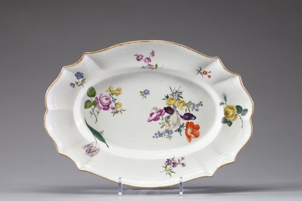 Meissen - Plat ovale festonné en porcelaine polychrome à décor de fleurs, XVIIIème, marque au épées sous la pièce.