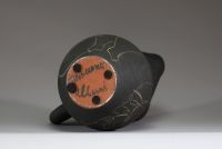 Jacques INNOCENTI (1926-1961) Grand pichet en céramique noire à décor de personnage féminin abstraits, Vallauris, vers 1950.