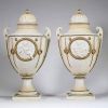 Paire de vases couverts en biscuit à décor d’angelots, XIXᵉ siècle