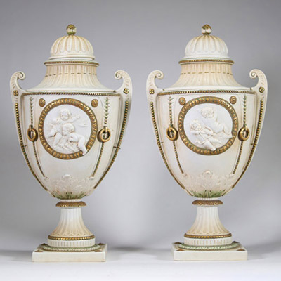 Paire de vases couverts en biscuit à décor d’angelots, XIXᵉ siècle