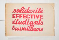 Mai 68 – solidarité EFFECTIVE, étudiants travailleurs  Affiche originale réalisée en sérigraphie couleur rose. École Nle Supérieure des Beaux-Arts, toute sa marge non coupée, traces d’humidité, Sujet intact. Non entoilée  59X89,2 cm