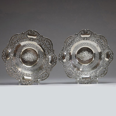 Paire de plats en argent massif ajouré et repoussé à décor floral et de volutes, XIXème.