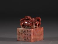 Chine - Sceau en pierre sculptée surmonté de deux lions, calligraphies, période Qing.