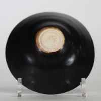 Bol en grès à couverte noire décoré d’une feuille Chine, dynastie Song (960–1279) ou période postérieure.