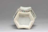 Chine - Vase en porcelaine polychrome Qianjiang cai à décor d'une courtisane et de poème, anses en forme de grenade, XIX-XXème.