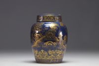 Paire de vases couverts en porcelaine bleu poudré, à décor de coqs et de fleurs à l'or, dynastie Qing, XIXe siècle.