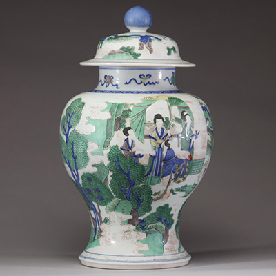 Chine – Importante potiche couverte en porcelaine polychrome, dite « famille verte », à décor de personnages et paysages. Marque au double cercle sous la base.