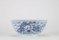 Bol en porcelaine bleu et blanc à décor de dragons poursuivant la perle sacrée, Chine, marque Kangxi