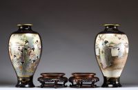 Japon - Grande paire de vases en porcelaine à décor en cartouche de jeunes femmes et d'enfants, reposant sur des socles en bois d'époque Meiji, XIXe siècle.