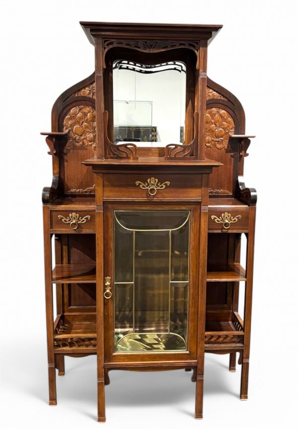 Vitrine Art Nouveau en bois clair, paire de panneaux latéraux sculptés de pommiers de part et d'autre d'un miroir, porte vitrée et poignées en laiton, vers 1900.