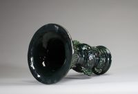 Théodore DECK (1823-1891) Vase Gu en faïence à décor chinoisant sous couverte, vers 1860 et 1880, signé.