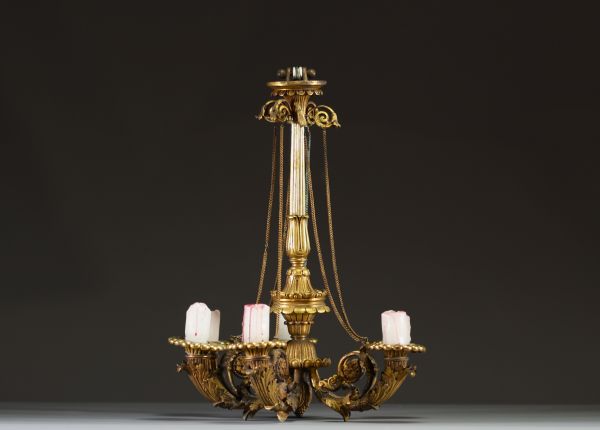 Lustre Empire en bronze ciselé et doré à décor de cornes d'abondance, feuilles d'acanthe et palmettes, vers 1800.