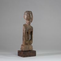 Ancien fétiche Kusu, RD Congo. Bois, patine ancienne. A noter deux petites pièces de bois « amovibles » au niveau du sternum et de l’ombilic ( charge magique) .  Collecté sur site par A.S., St Idesbald, début des années 1950. H : 26 cm