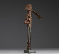 Afrique RDC - Herminette Mbala figurative en bois sculpté, lame divisée en deux boucles.