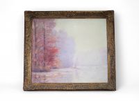 Joseph Caron (1866-1944)  Peinture à l’huile sur toile, style impressionniste, scène d'automne  Cette magnifique peinture à l'huile sur toile, réalisée par l'artiste Joseph Caron (1866-1944), incarne l'essence de l'impressionnisme à travers ses tonalités délicates de rose et de brume qui évoquent l'atmosphère douce et éthérée d'un matin automnal. L'œuvre, signée et datée au dos, capture une vue se
