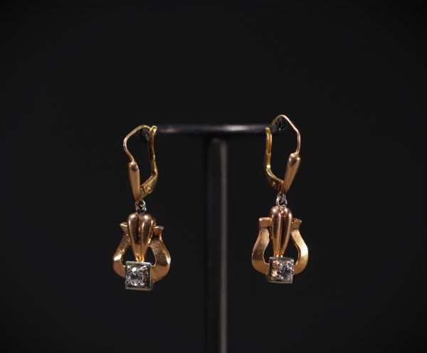 Ensemble de deux paires de boucles d'oreilles 9K (zircon) et 18K (brillant), pour un poids total de 4.8gr.